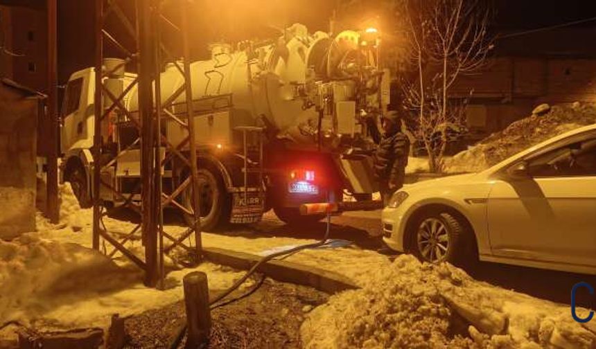 Hakkari'de gece yarısı kanalizasyon arızasına müdahale