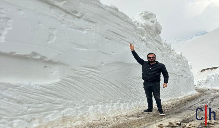 Hakkari'de 3 Metrelik Kar Tünellerinde Zorlu Mesai