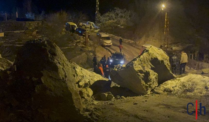 Hakkâri Kalesi’nden Kopan Dev Kayalar Yolu Kapattı