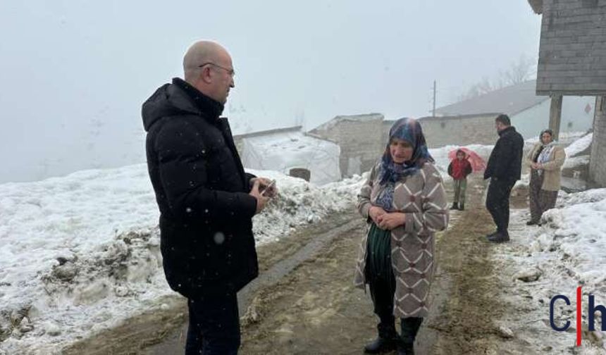 Yüksekova’da Kar Ahırı Yıktı, Esendere Belediyesi Zine Teyzenin Yanında