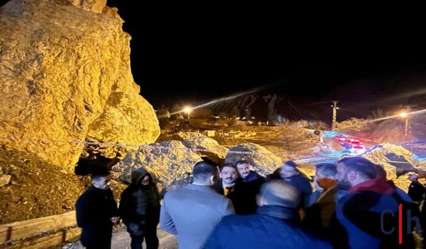 Hakkâri’de Dev Kayalar Yolu Kapattı: Yetkililer Gece Yarısı Bölgede İnceleme Yaptı