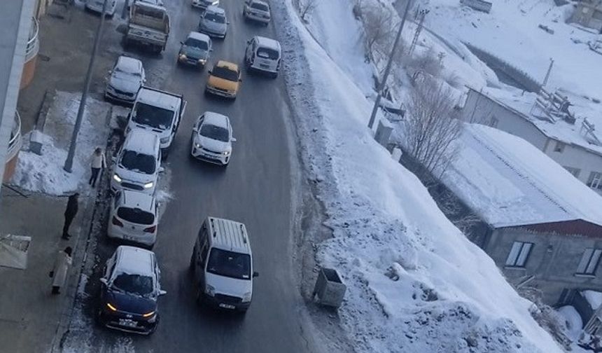 Hakkari’de Dondurucu Soğuk Trafiği Felç Etti