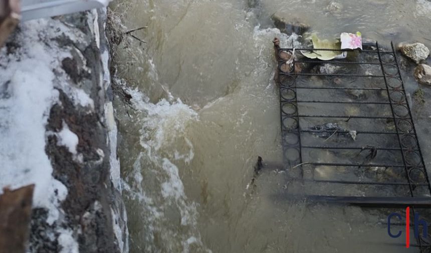 Hakkari’de Katraması Deresi’nde Korkuluklar Yağışa Dayanamadı