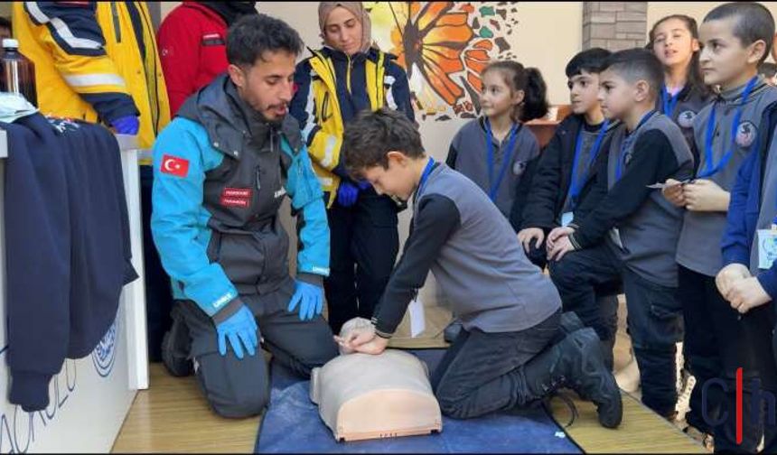 Hakkâri’de Miniklere Sağlık Eğitimi