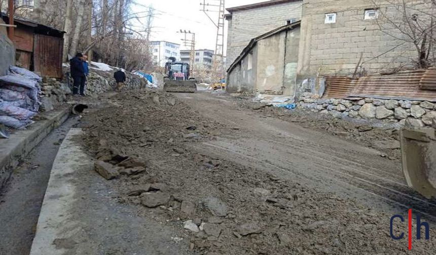 Hakkari Bağlar Mahallesi’nde Bozulan Yollar Onarılıyor