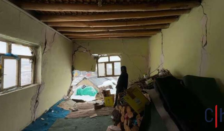 Hakkari'de yağışlar bir evin duvarının çökmesine yol açtı