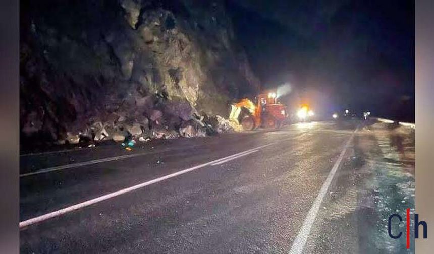 Yüksekova’da Kaya Düşmesi: Kara Yolu Ulaşıma Kapandı