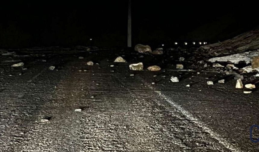 Şıne Mevkii’nde Kaya Düşmesi Sonucu Karayolu Kısa Süreliğine Kapandı