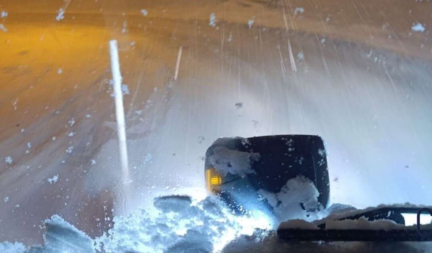 Hakkâri’de Kar Yağışı Etkisini Artırdı: Belediye Ekipleri Gece Boyu Sahada