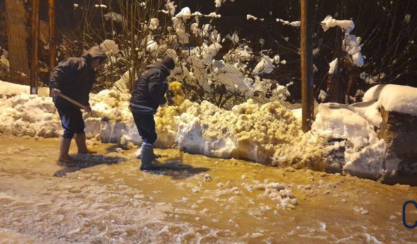 Hakkâri’de Kar Sonrası Seferberlik: Belediye Ekipleri Gece Boyu Sahadaydı