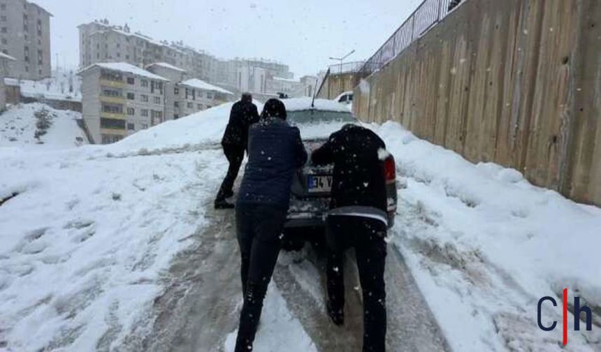 Hakkari'de Kar Sürücülere Zor Anlar Yaşattı