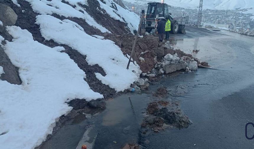 Hakkari’de Kar Alarmı: Tıkanan Yağmur Kanalları Tek Tek Açılıyor