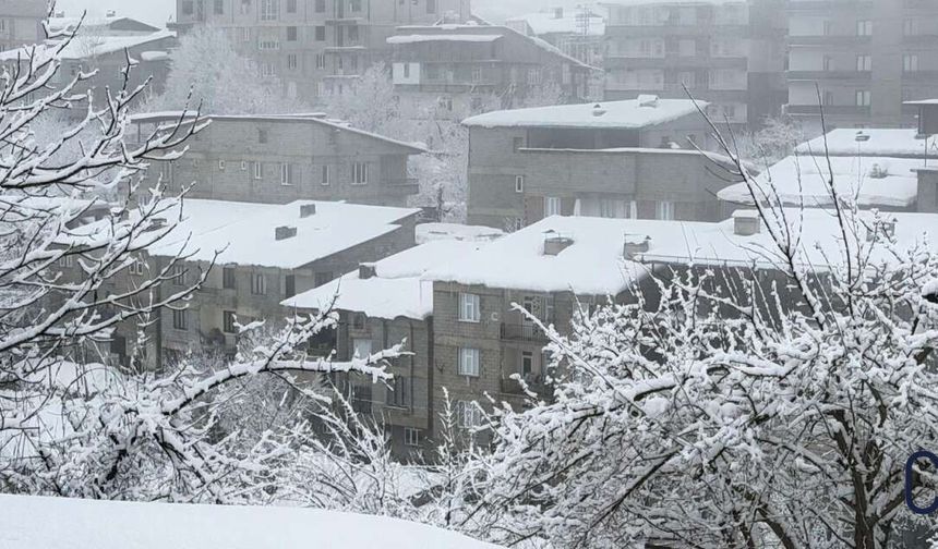 Hakkari’de Karla Karışık Yağmur Yeniden Yüzünü Gösterdi