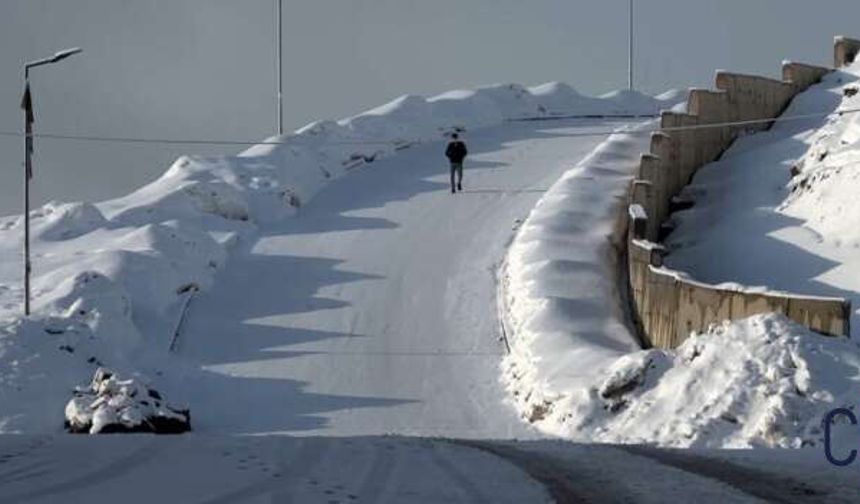 Yüksekova’da Kış Geri Döndü: Sis, Kar ve Kırağı Etkili Oldu