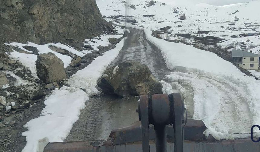Hakkari’de Yayla Yoluna Düşen Kayalar Temizlendi