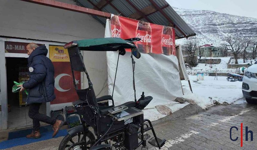 Bir Baba, Engelli Çocuğu İçin Akülü Sandalyeyi Araba Haline Getirdi