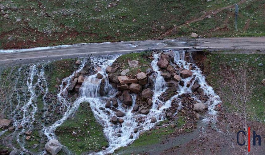 Hakkari’de Şaşırtan Görüntü: Ana Yolun Ortasından Su Fışkırdı