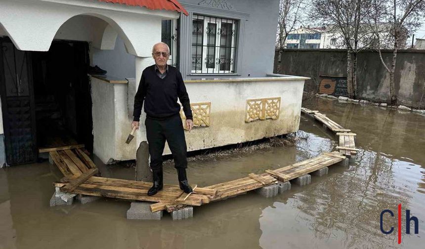 Hakkari'de Kar ve Yağmur Birleşti, Mahalle Sular Altında Kaldı