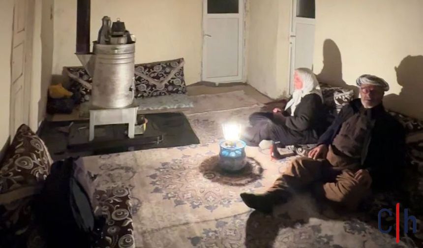 Hakkari'de 75 Yaşındaki Çift Elektriksiz Kaldı: “Bu Yaşta Löküz Işığında Oturuyoruz”
