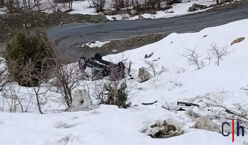 Hakkari'de Kaya Parçası Faciası: Araç Şarampole Uçtu, 2 Yaralı