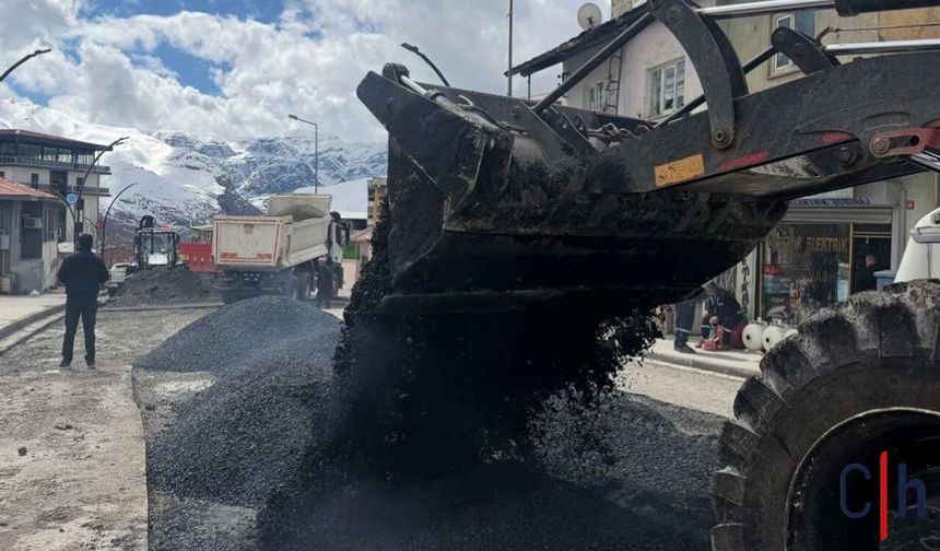 Hakkari’de Asfalt Yama Çalışmaları Hız Kazandı