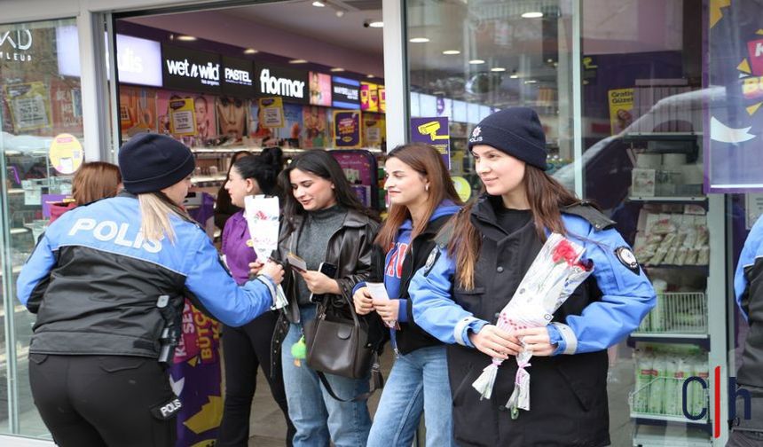 Hakkâri Emniyetinden 8 Mart’ta KADES Bilgilendirmesi ve Karanfil Dağıtımı