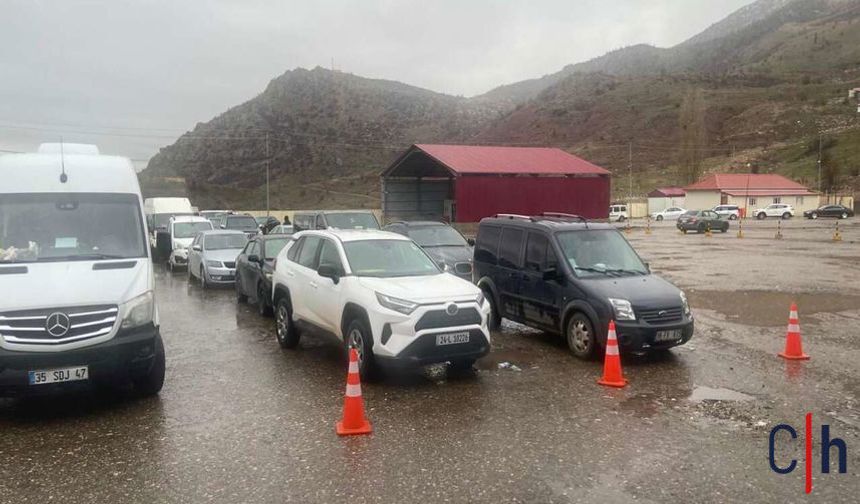 Çukurca Sınır Kapısında “Sistem Yok” Denildi, Araçlar Yolda Kaldı