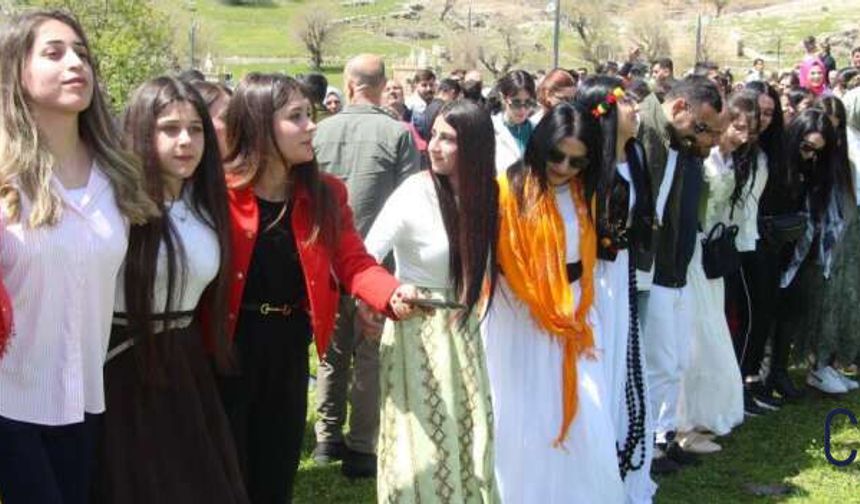 Ezidilerden Mağara Köyü’nde Renkli “Çarşema Sor” Kutlaması