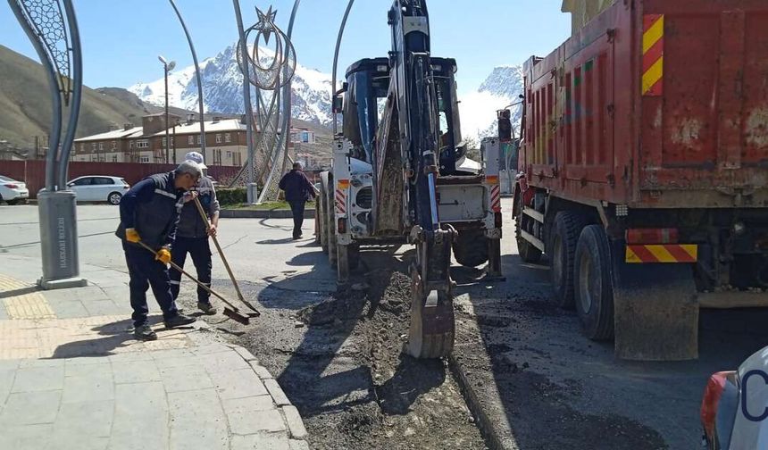 Hakkari’de yol bakım ve onarım çalışmaları sürüyor