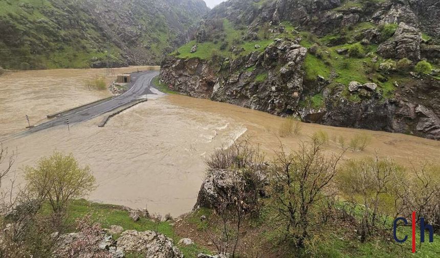 Sağanak Köy Yolunu Kapattı, Araçlar Mahsur Kaldı