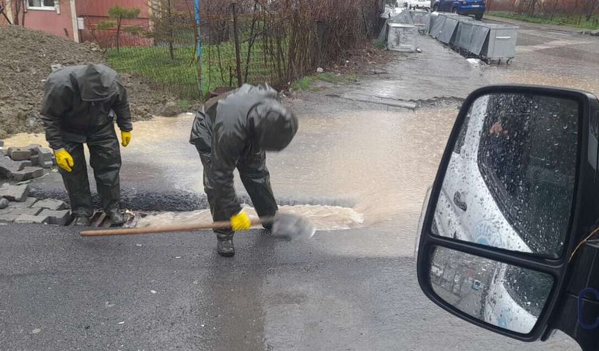 Hakkari’de Yağışlar Hayatı Felç Etti, Gözler Karayolunda