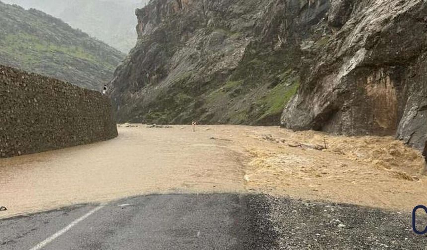 Derecik Yolu İki Gündür Kapalı: Heyelan ve Taşkınlar Ulaşımı Felç Etti