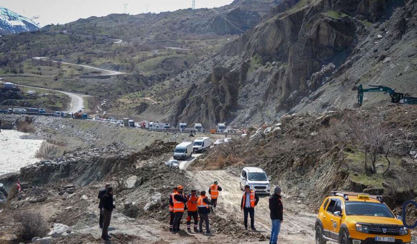 Valilik Açıkladı: Hakkari-Van Yolu Ulaşıma Kapalı