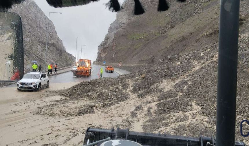Hakkari–Van Karayolu Depin Mevkiinde Heyelan Yaşandı