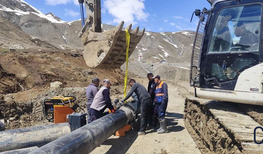 Hakkari’de Heyelan Su Hattını Vurdu: Ekipler İki Gündür Sahada