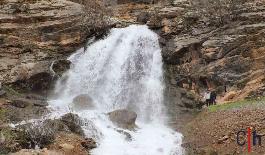 Hakkari'de Beyaz Su Şelalesi Baharla Coştu