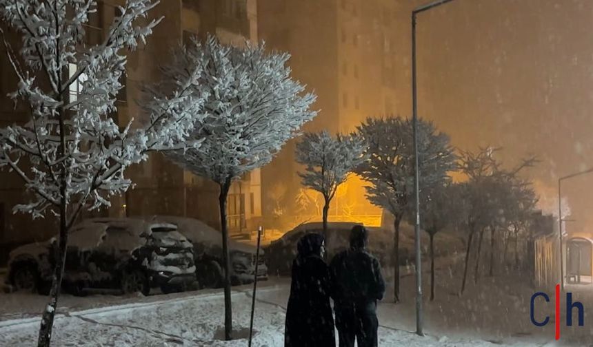 Yüksekova’da Nisan sürprizi: İlçe yeniden beyaza büründü