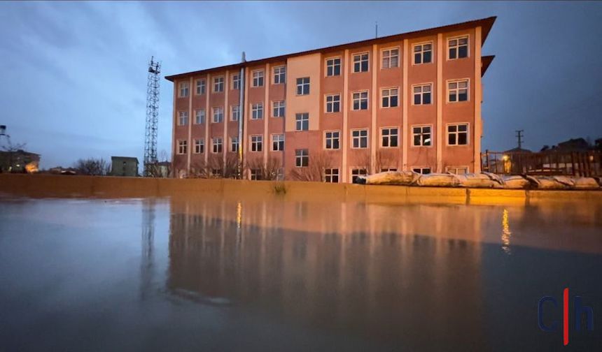 Yüksekova’da sağanak alarmı: Lise bahçesini su bastı