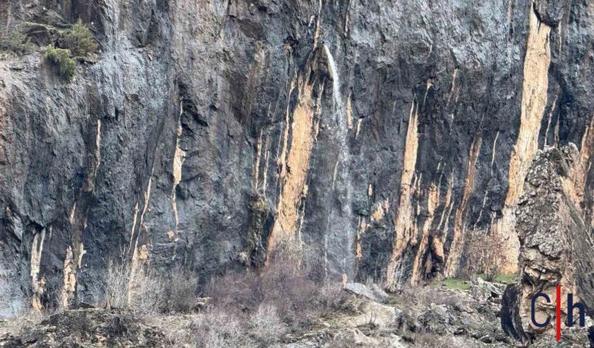 Doğa Şaşırttı: Kaya İçinden Fışkıran Su Görüntülendi