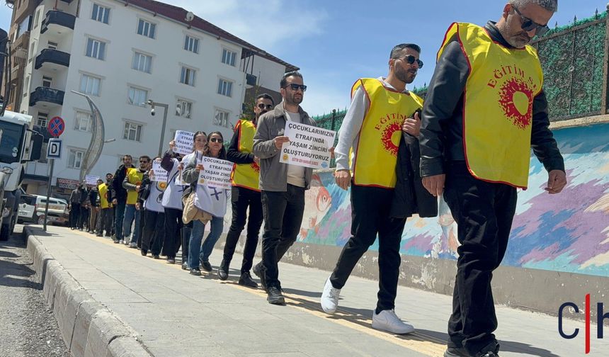 Hakkâri’de Eğitim-Sen’den “Yaşam Zinciri” Eylemi