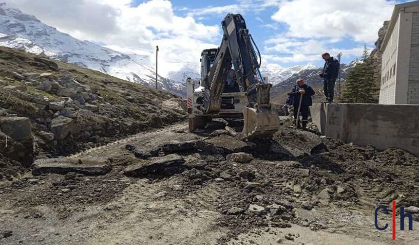 Hakkari’de Çöken Yollar İçin Bakım ve Onarım Çalışmaları Hızlandı