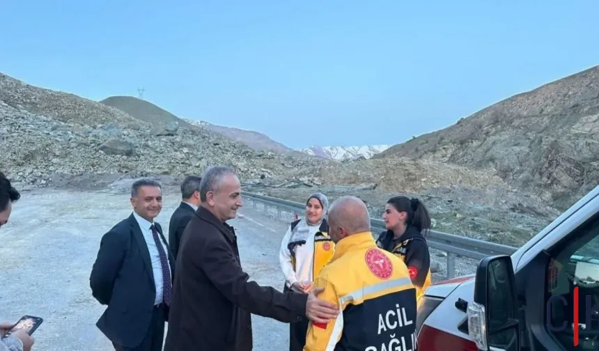 Hakkari’de heyelan bölgesine sağlık desteği: Müdür Kara sahada