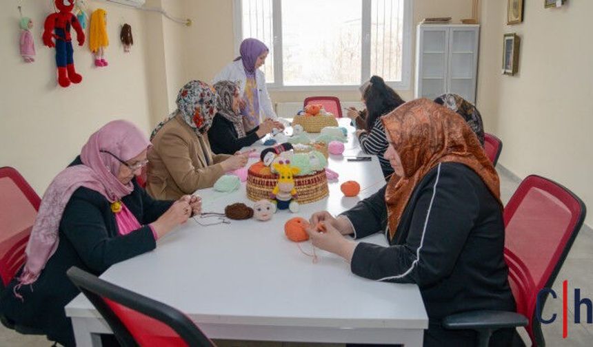 “Mutluluk kapısı” dediği kursa 82 yaşında hayat veriyor