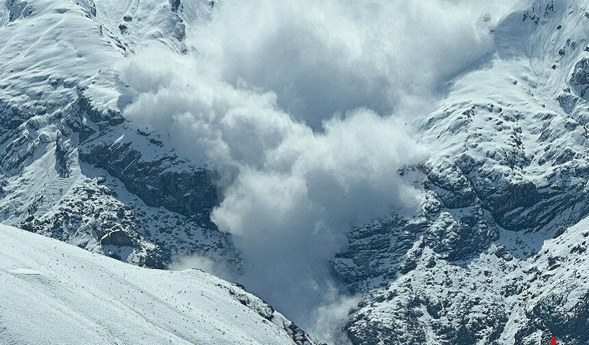 Sümbül Dağı Zirvesinden Çığ İndi: Zap Suyu’nun Akışı Durdu