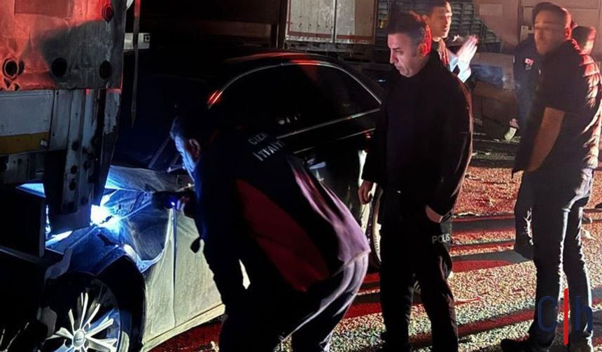 İnanılmaz Kaza: Lüks Otomobil İki Tır Arasında Kağıt Gibi Ezildi!