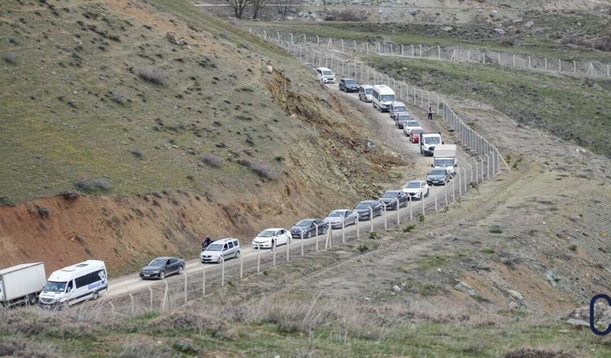 Hakkari-Van karayolu kontrollü olarak yeniden ulaşıma açıldı