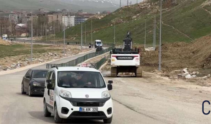 Yüksekova’da Heyelan Temizlenmeyince Tek Şerit Çileye Döndü