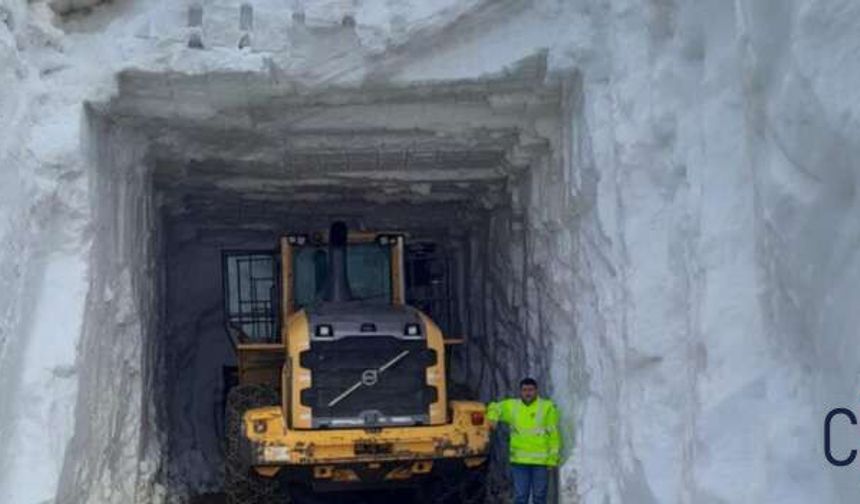 Hakkari'de 6 Metrelik Kar Tünellerinde Zorlu Mücadele