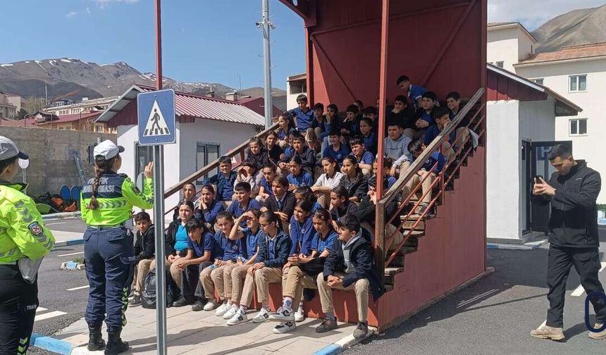 Hakkari’de Minik Öğrencilere Uygulamalı Trafik Eğitimi
