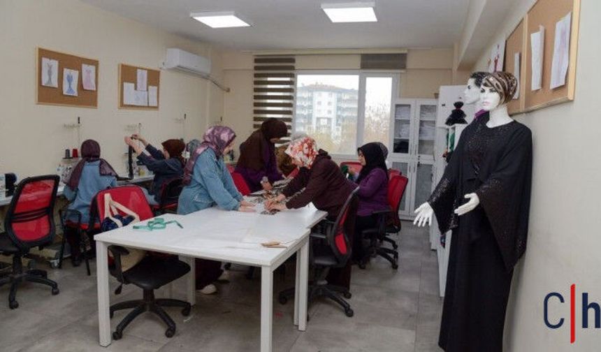 Kadınlar DİSMEK ile Meslek Sahibi Oluyor: Kendi Kıyafetlerini Tasarlıyorlar